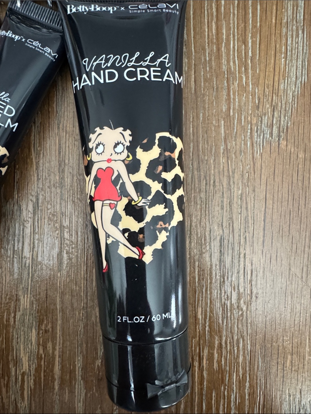 Betty Boop x Célavi Vanilla Hand Cream, Lip Balm Set & Keychain/Bag charm - Picture 4 of 6